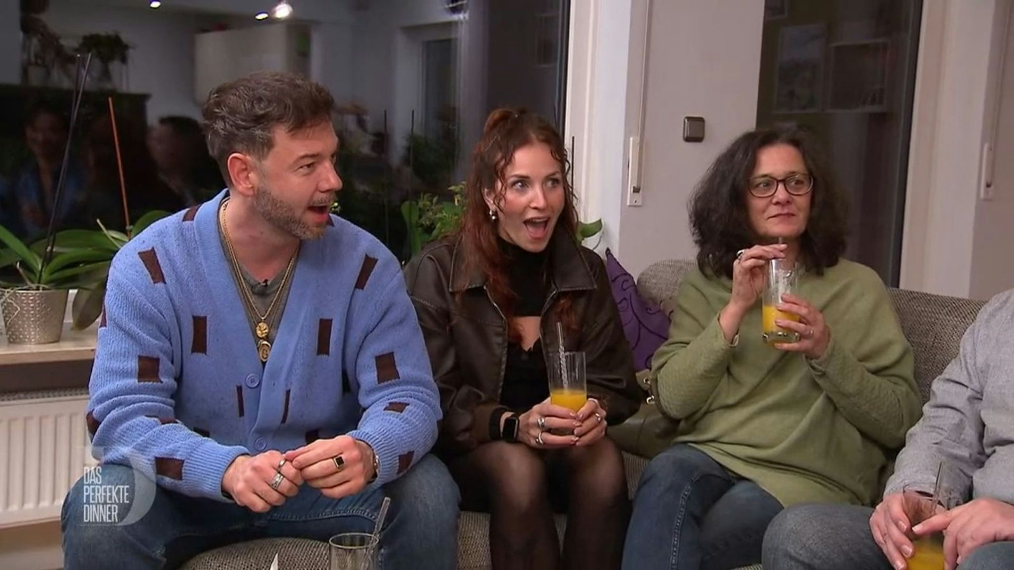 Als Mathias, Lui und Angela (von links) Ragils Follower-Zahl hören, sind sie platt.
(Bild: RTL)