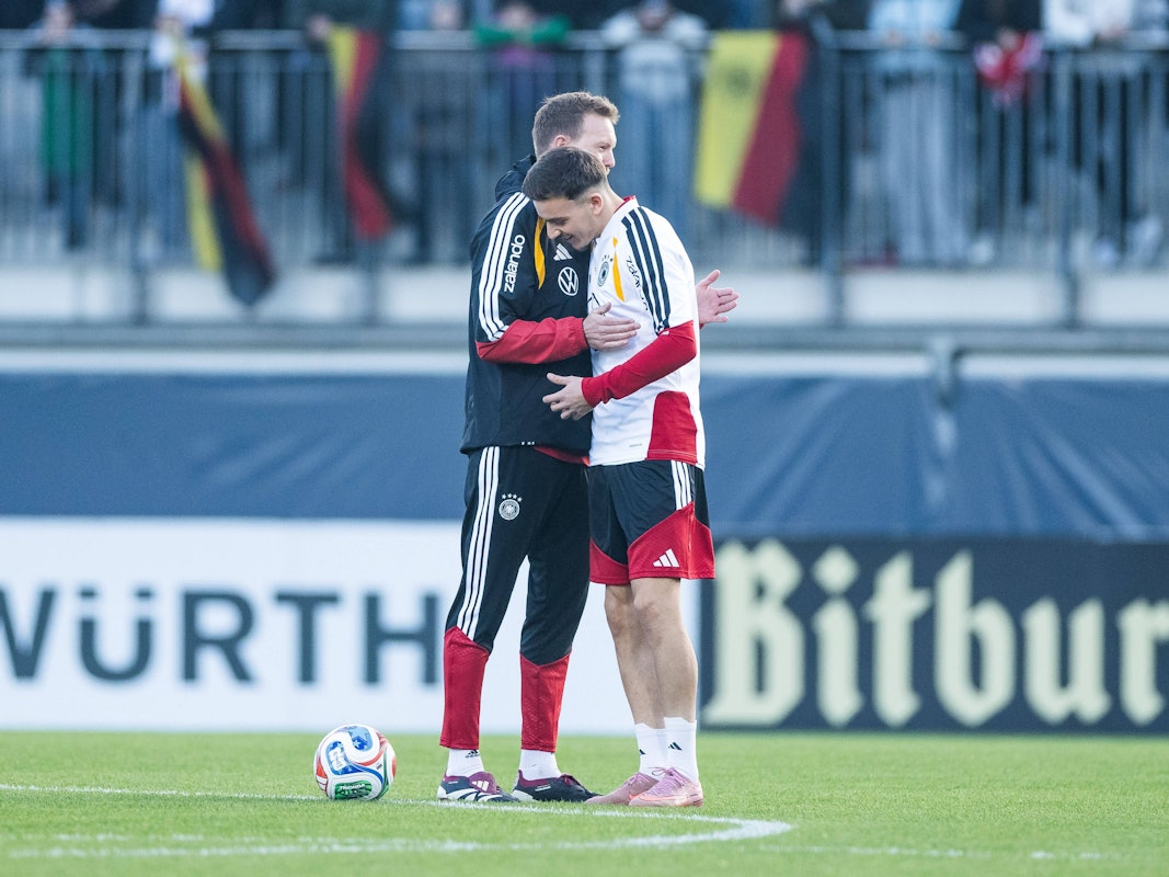 Said El Mala und Julian Nagelsmann bei einer herzlichen Begrüßung.