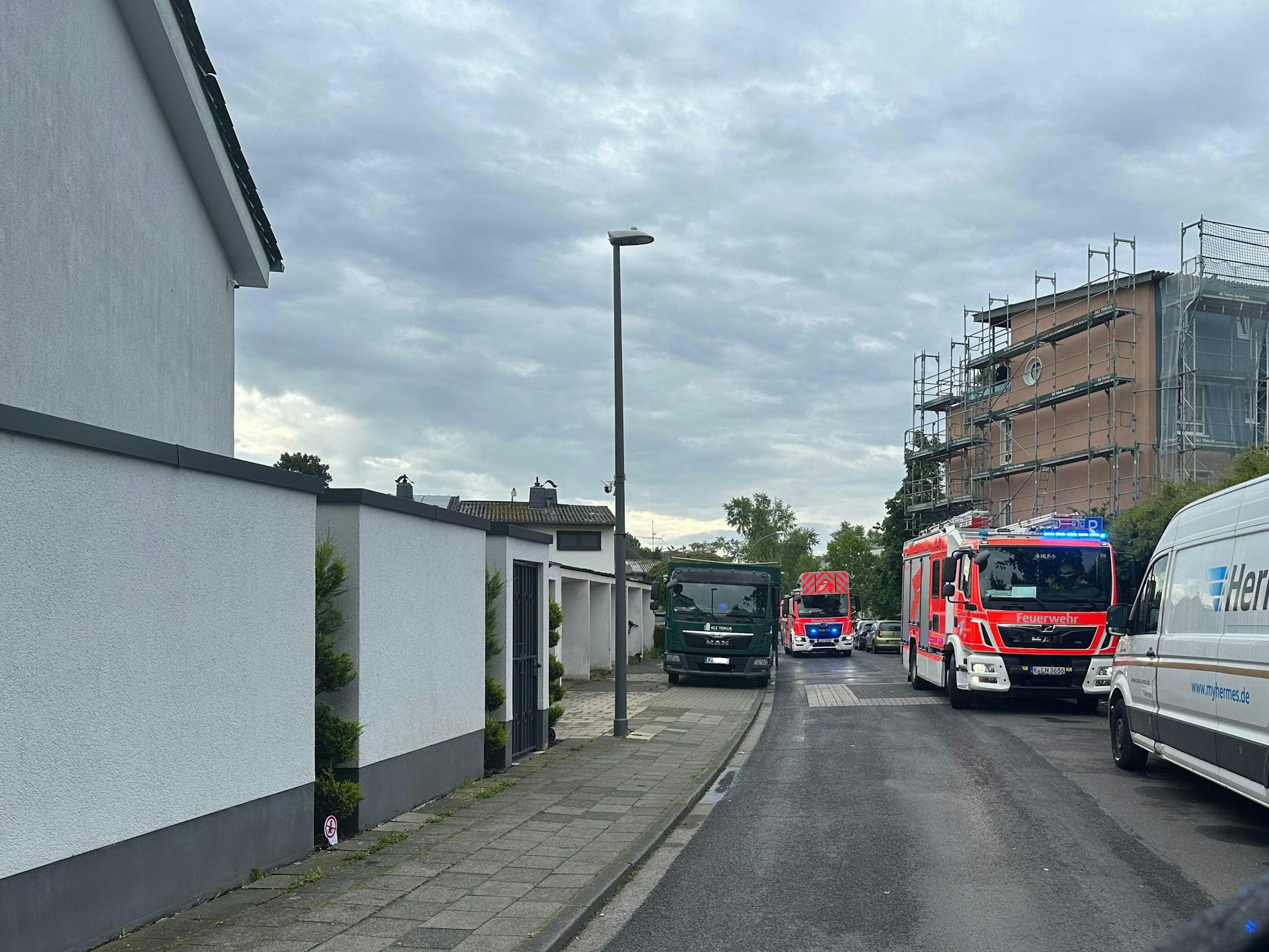 Feuerwehreinsatz in der Siedlung Schönrath, in der die Straßen schmal sind.