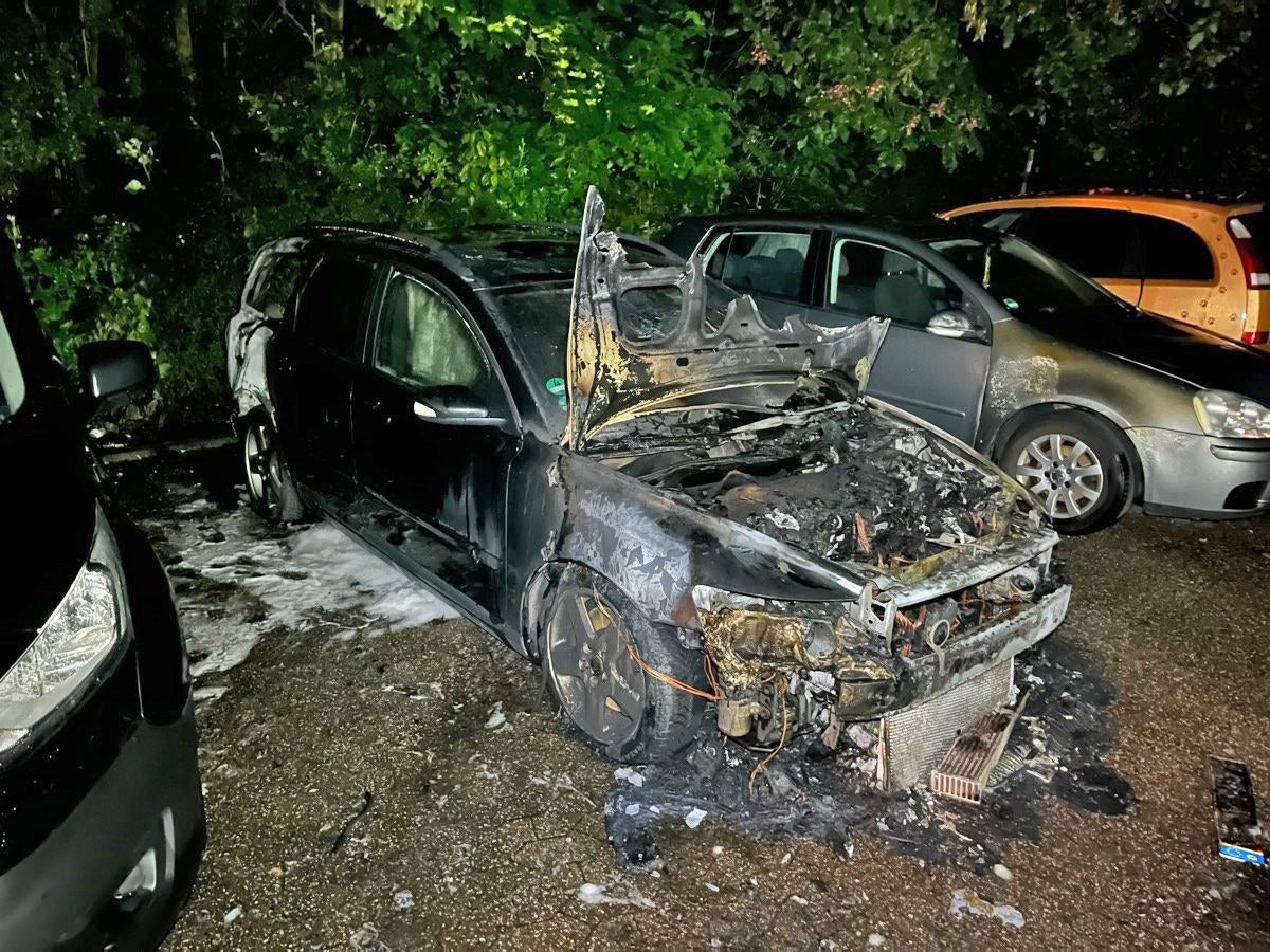 Ausgebrannter Volvo nach mutmaßlicher Brandstiftung.
