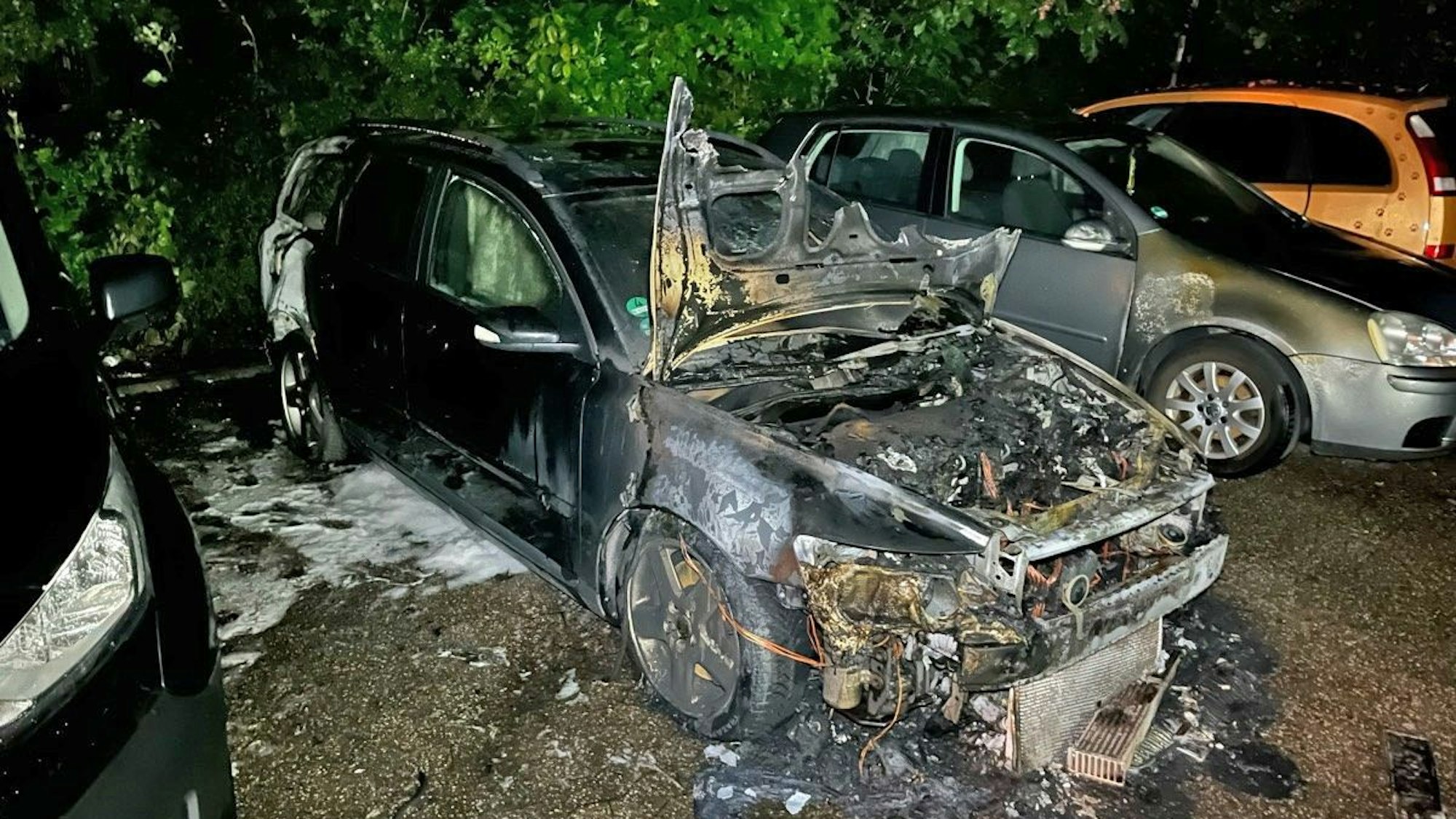 Ausgebrannter Volvo nach mutmaßlicher Brandstiftung.