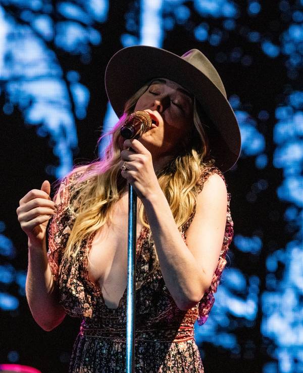 LeAnn Rimes steht am Mikro und singt.
