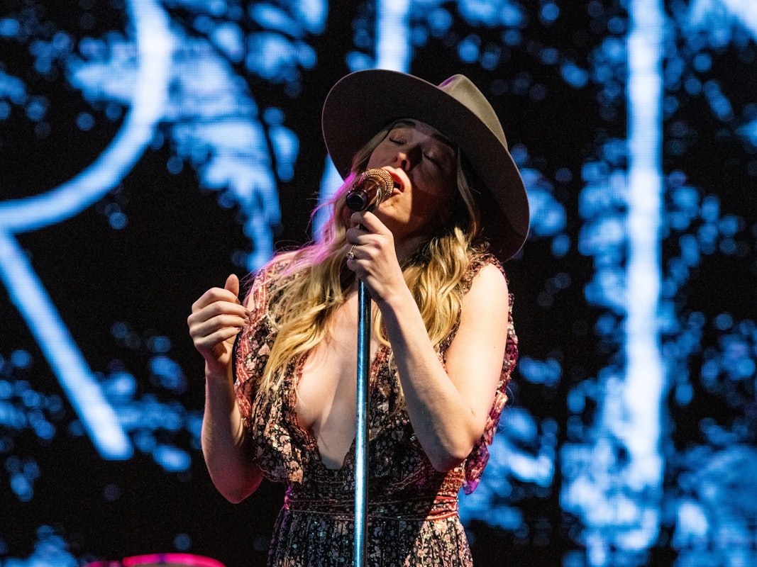 LeAnn Rimes steht am Mikro und singt.