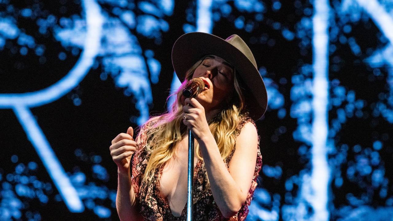 LeAnn Rimes steht am Mikro und singt.