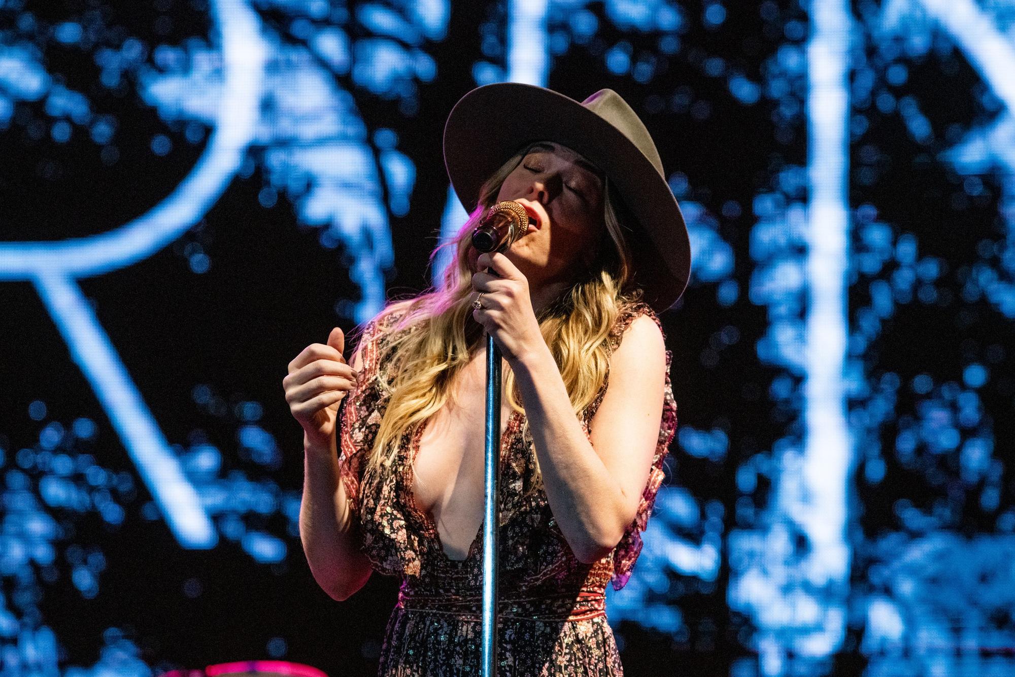 LeAnn Rimes steht am Mikro und singt.