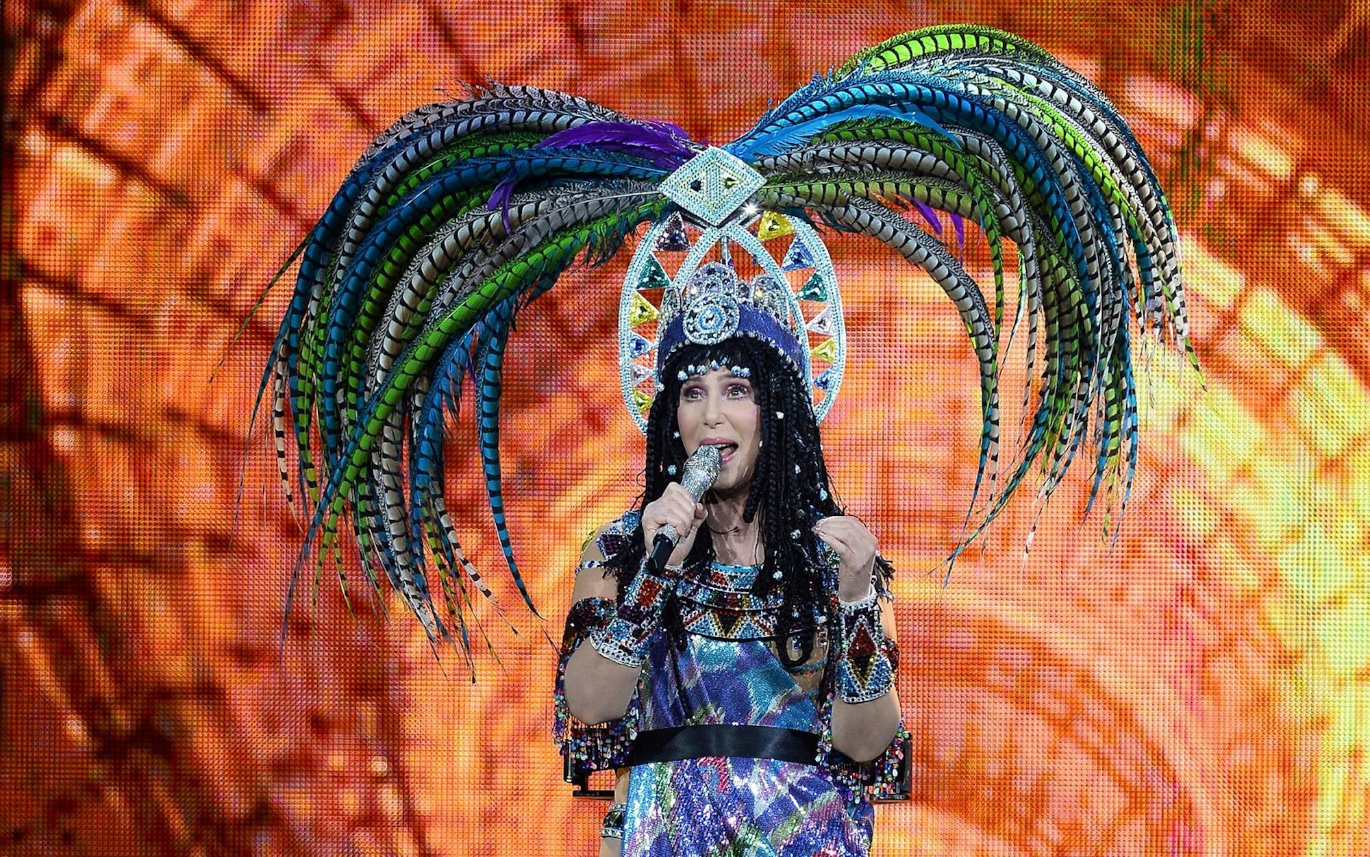 Da kann der schönste Pfau neidisch werden: Mit ihren extravaganten Outfits übertraf sich Cher immer wieder selbst - wie etwa hier im Jahr 2014. (Bild: Ethan Miller/Getty Images)