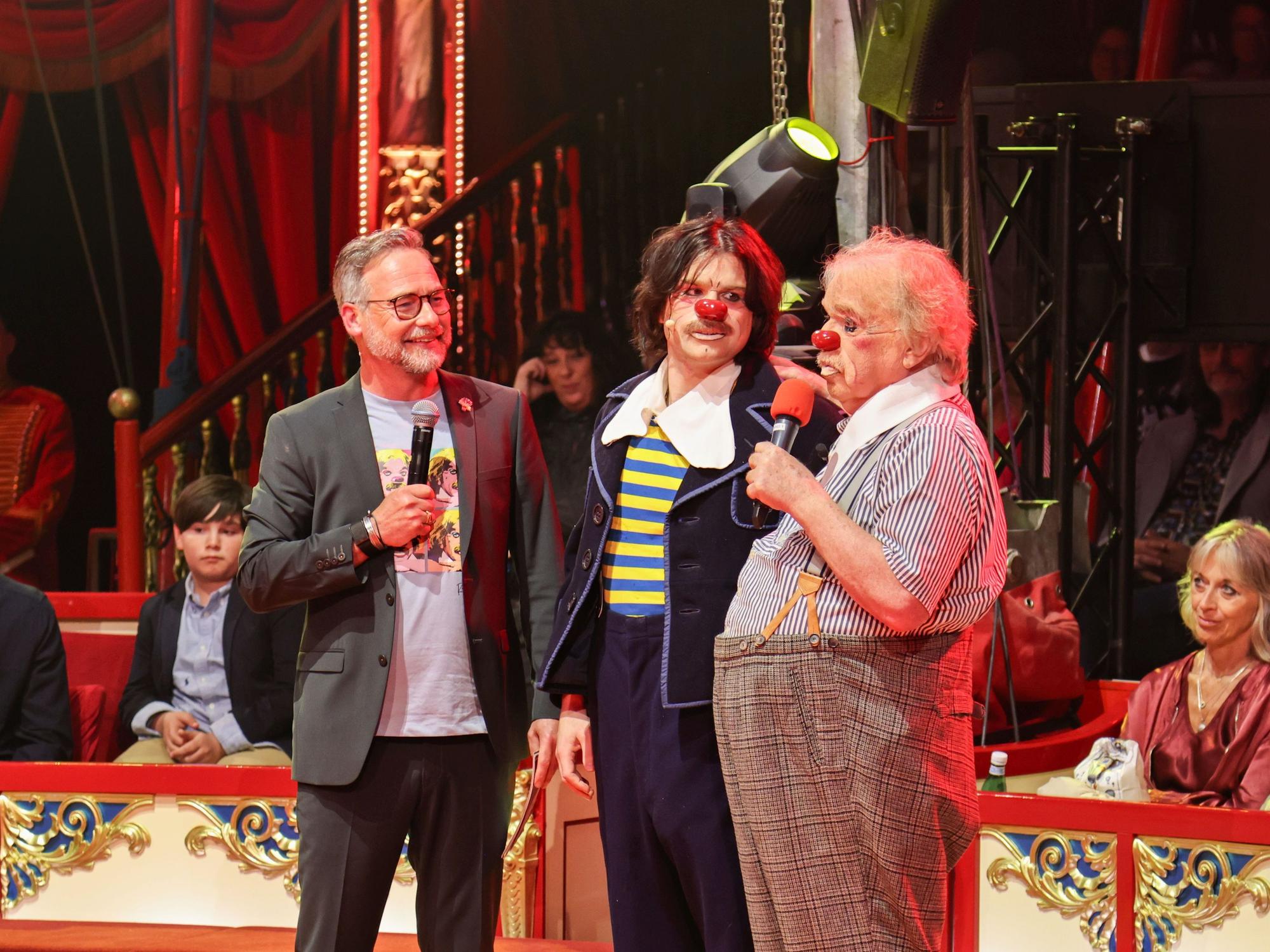 Bernhard Paul mit Sohn Adrian und Moderator Matthias Opdenhövel.