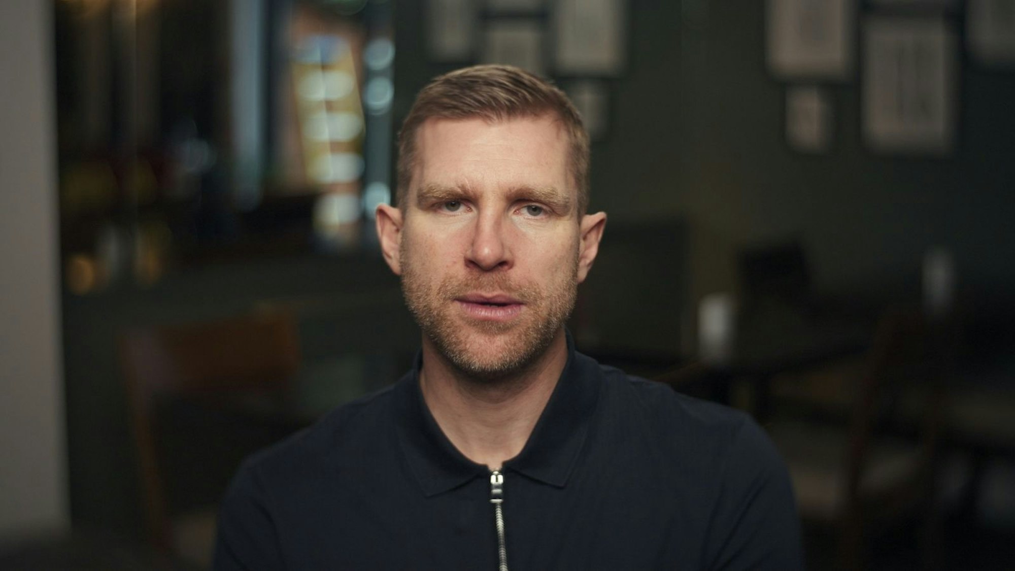 Auch Per Mertesacker, 41, gehörte 2006 zu den jungen Nachwuchskräften des deutschen Teams. Zu jener Zeit lebte der Jungprofi von Hannover 96, der nach der WM zu Werder Bremen wechselte, noch daheim bei den Eltern. (Bild: ZDF)