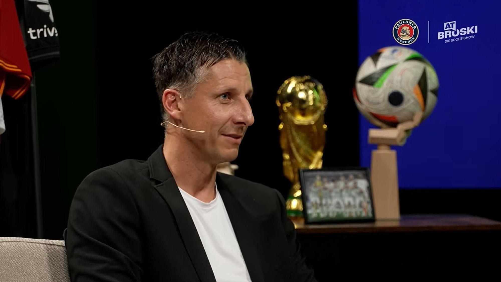 In einem Fußball-Talk spricht Christian Keller.