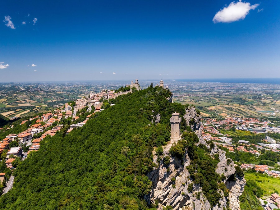 Blick auf San Marino mit den drei Wehrtürmen