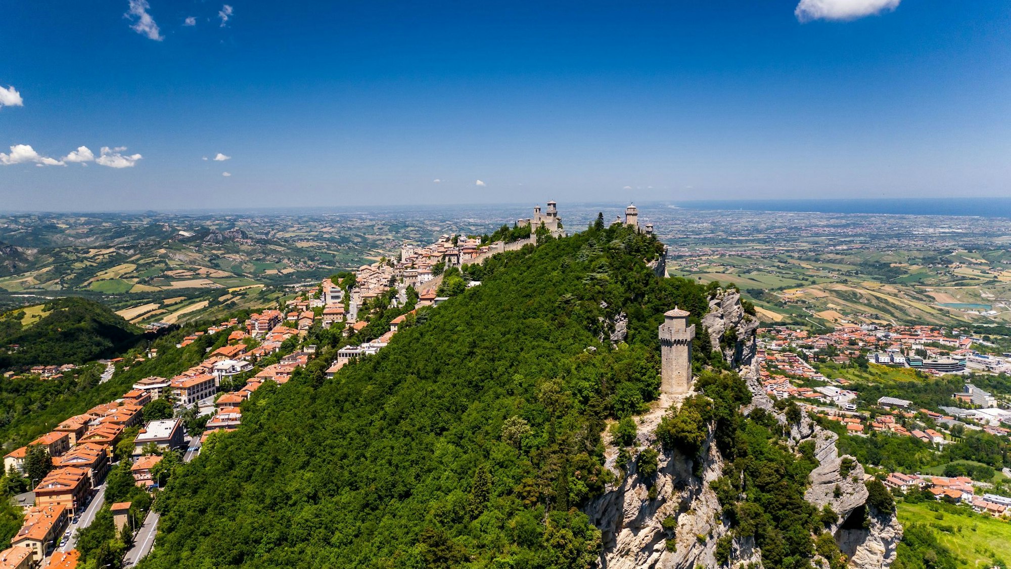 Blick auf San Marino mit den drei Wehrtürmen