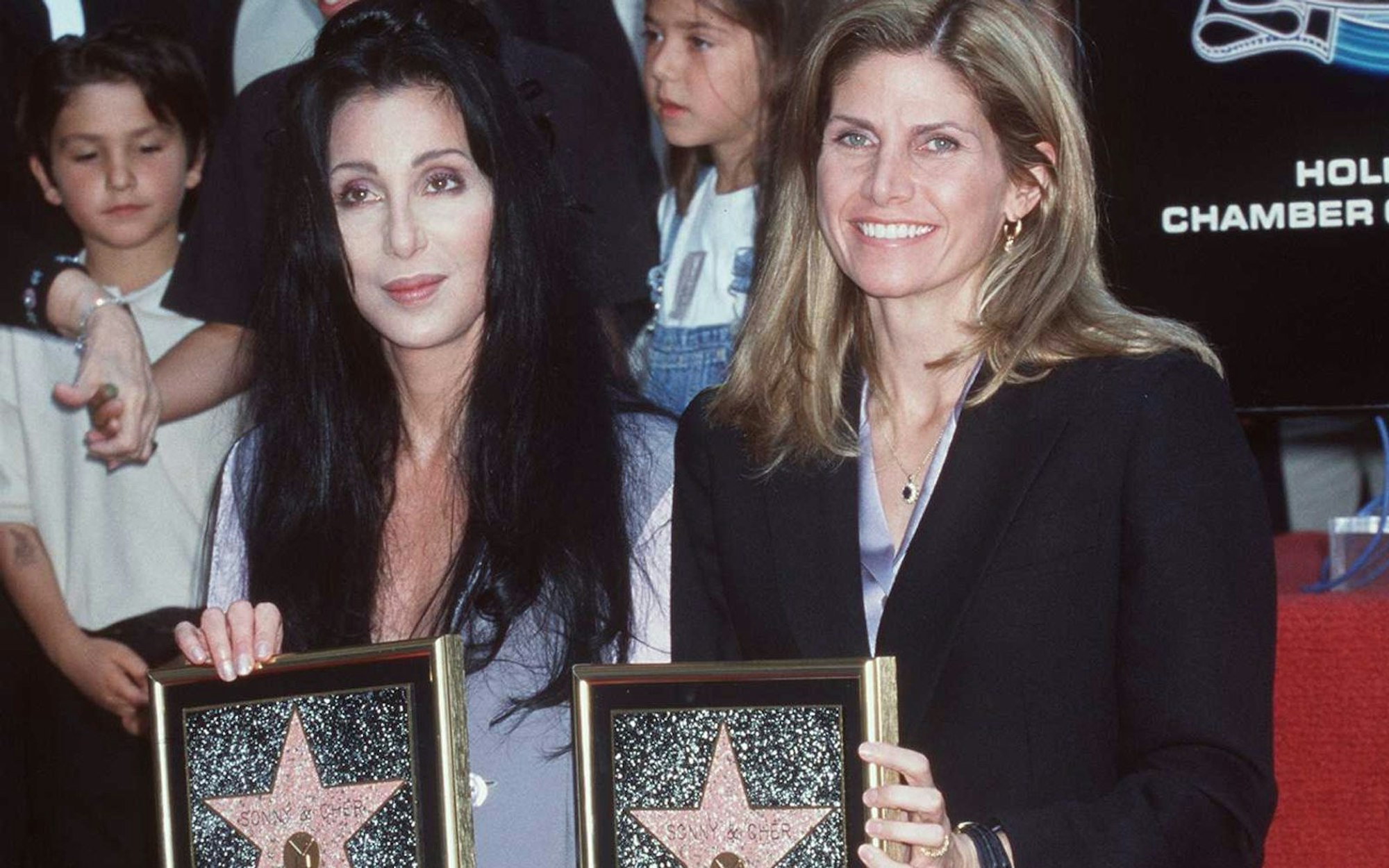 1998 erhielt Cher (Bild links, mit Sonny Bonos Witwe Mary Bono) als Teil von Sonny & Cher einen Stern auf dem Hollywood Walk of Fame. (Bild: Brenda Chase / Online USA / Getty Images)