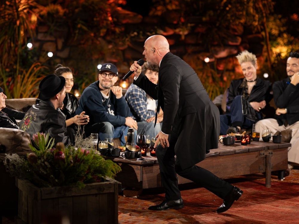 Der Graf beeindruckt die Scorpions mit seiner deutschen Version von „Wind of Change“. (Bild: RTL / Markus Hertrich)