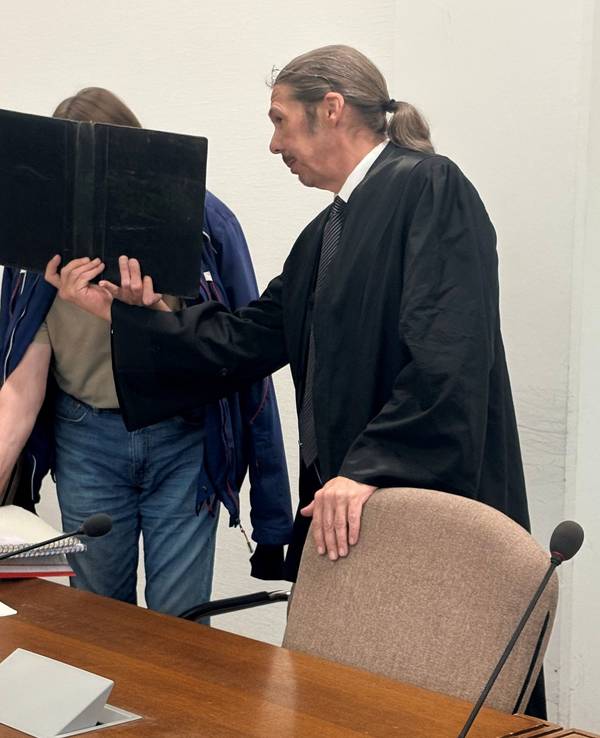 Der Beschuldigte mit seinem Verteidiger Ingo Lindemann beim Prozessauftakt im Landgericht