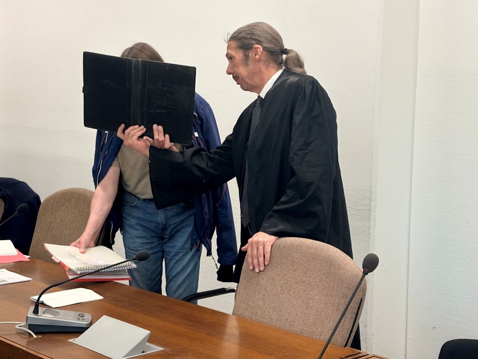 Der Beschuldigte mit seinem Verteidiger Ingo Linemann beim Prozessauftakt im Landgericht