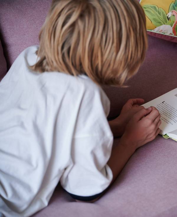 Kind liest ein Buch