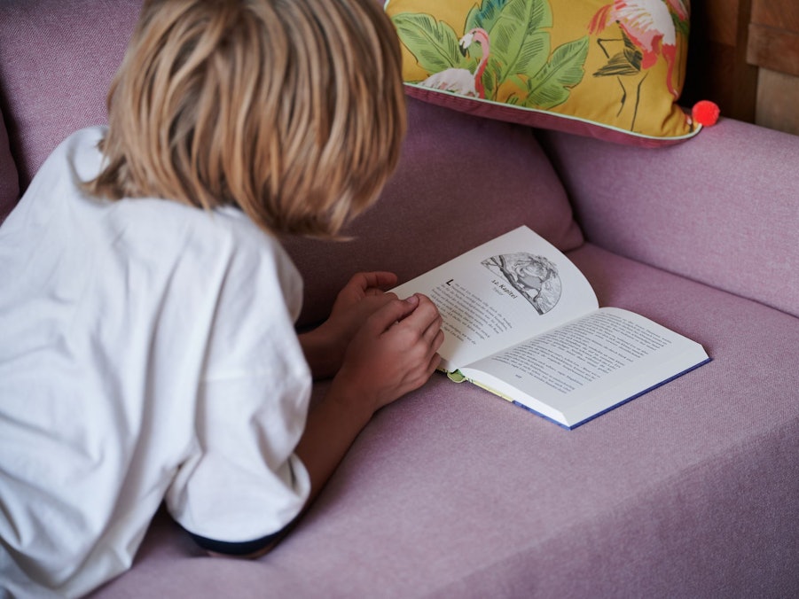 Kind liest ein Buch