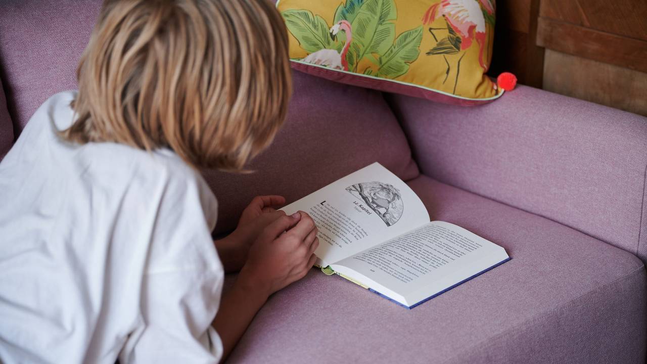 Kind liest ein Buch