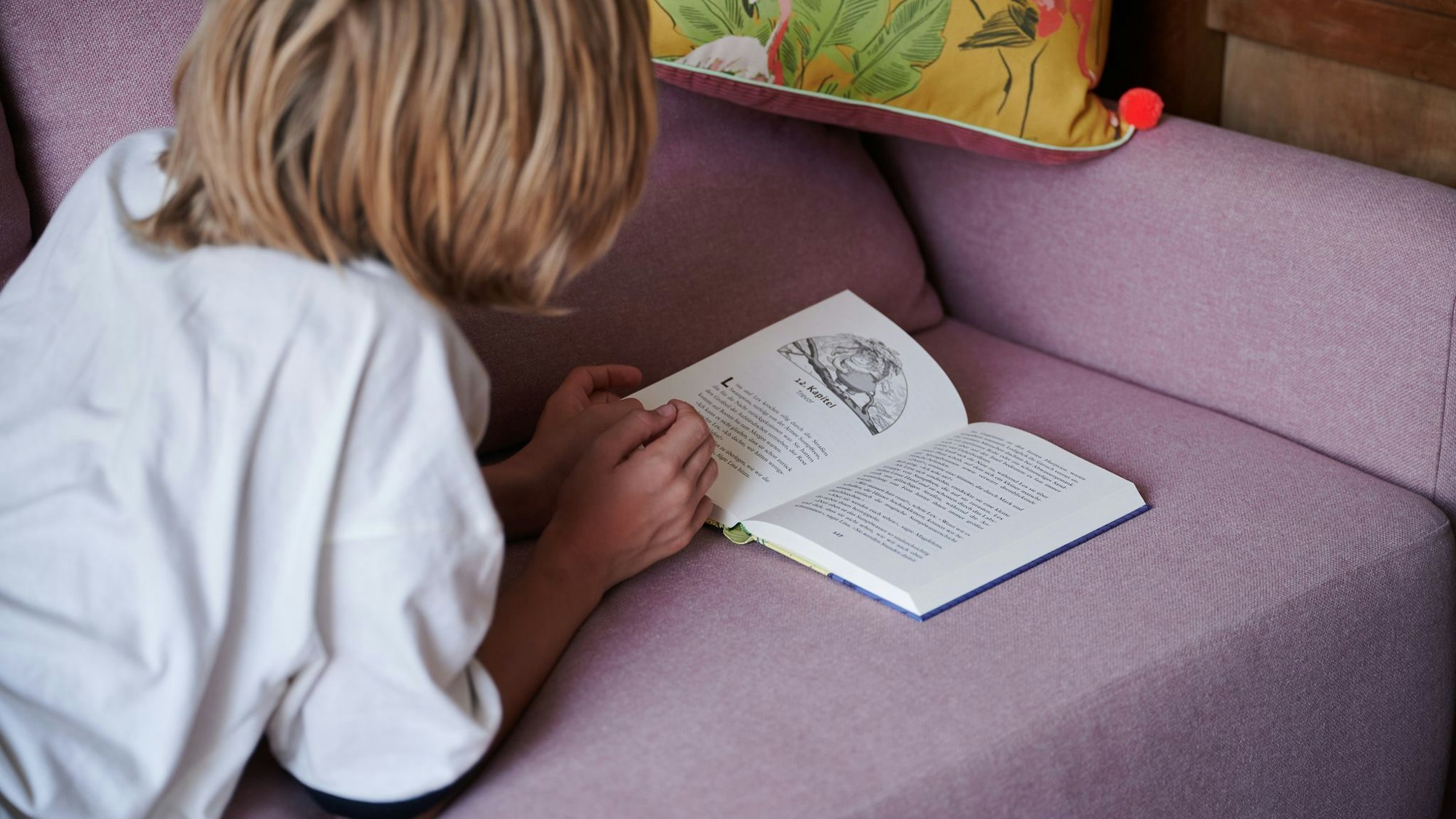 Kind liest ein Buch