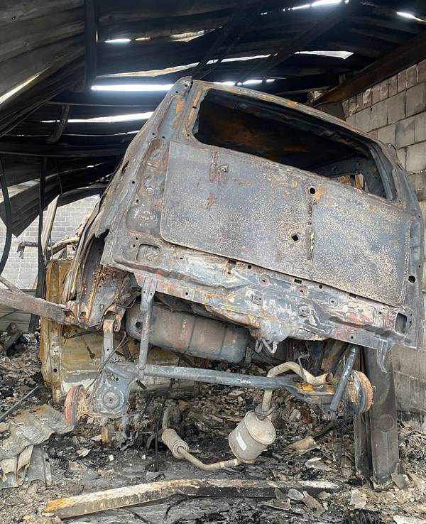 Bei Schweißarbeiten an diesem Kleinwagen entstand das Feuer.