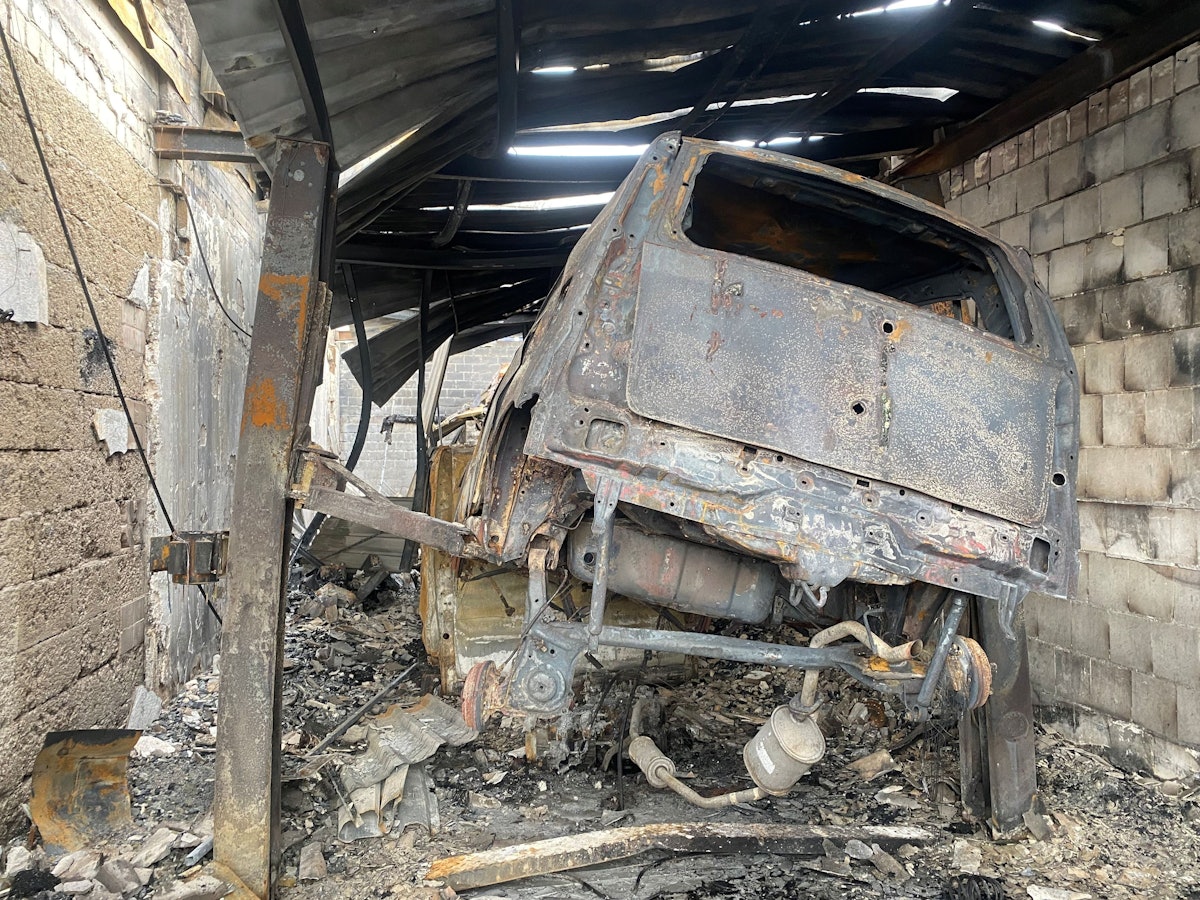 Bei Schweißarbeiten an diesem Kleinwagen entstand das Feuer.