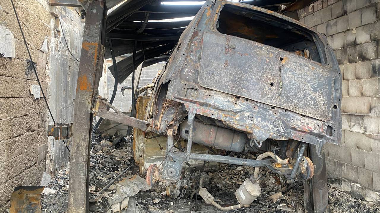Bei Schweißarbeiten an diesem Kleinwagen entstand das Feuer.