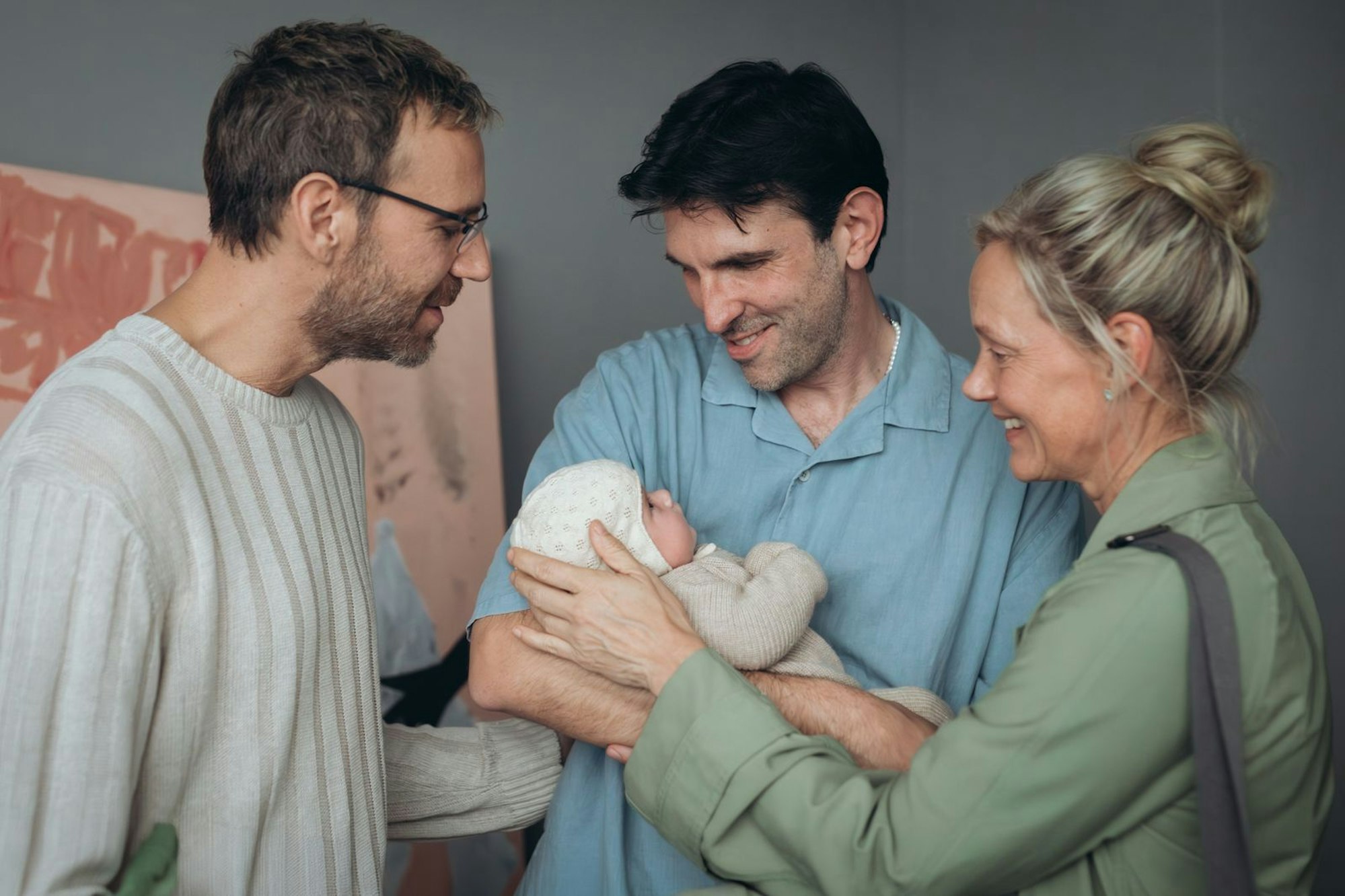 Als Valentin (Knut Berger, links) und Nic (Fabian Stumm) Anna (Anna Schudt) bitten, die Nachversorgung ihres von einer Leihmutter in den USA ausgetragenen Babys zu übernehmen, ist sie zunächst voller Vorurteile. Doch dann erkennt sie, dass das die einzige Option für das liebende Elternpaar war. (Bild: ZDF/Andrea Hansen)