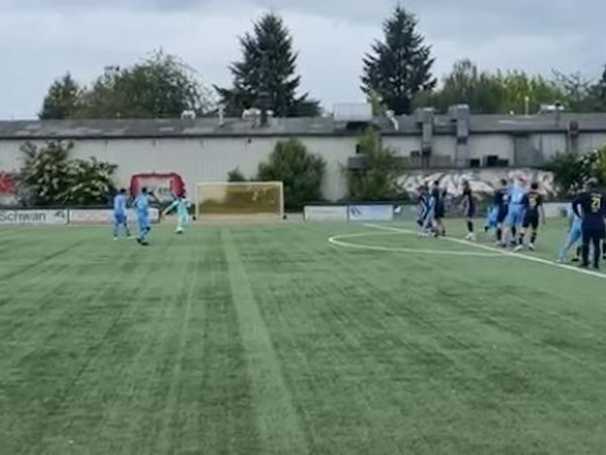 Freistoßtor in der Kreisliga in Köln.