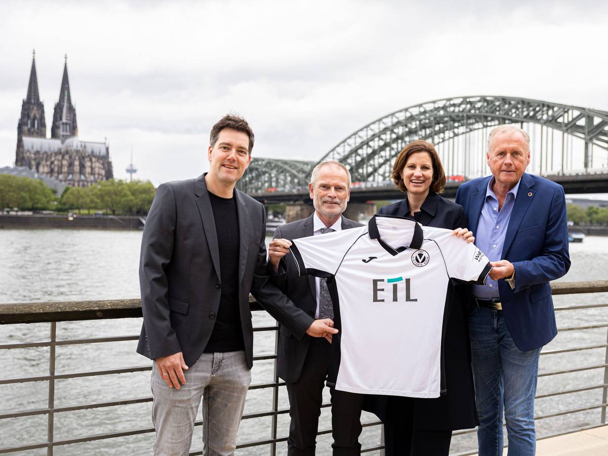 Von links: Axel Freisewinkel (Geschäftsführer FC Viktoria Köln 1904 Spielbetriebs GmbH), Christoph Malzkorn (Vorstand ETL-Gruppe), Nadine Lais (Geschäftsführerin ETL Service GmbH), Eric Bock (Geschäftsführer FC Viktoria Köln 1904 Spielbetriebs GmbH) am Rhein vor dem Dom und der Hohenzollernbrücke.