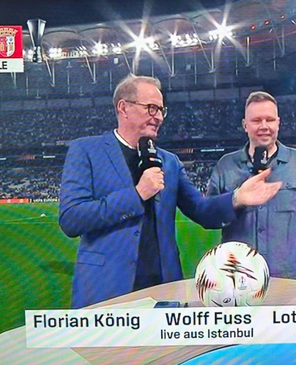 Das TV-Pult von RTL beim Finale der Europa League.
