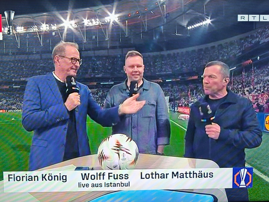 Das TV-Pult von RTL beim Finale der Europa League.