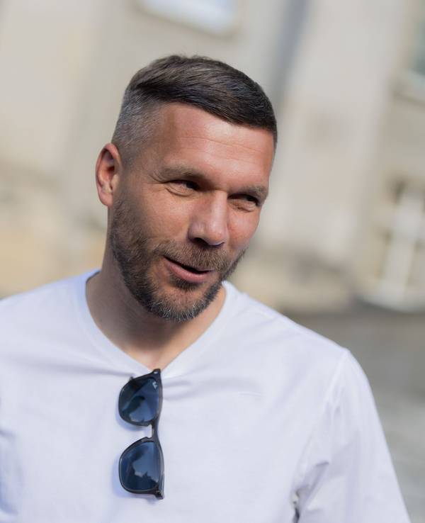 Lukas Podolski, ehemaliger Fußball-Nationalspieler und Spieler beim polnischen Erstligisten Górnik Zabrze, steht vor dem Marschallamt.