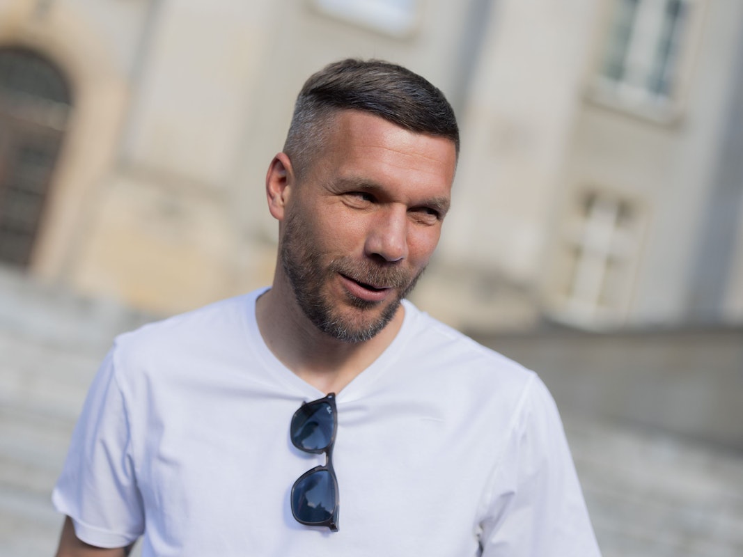 Lukas Podolski, ehemaliger Fußball-Nationalspieler und Spieler beim polnischen Erstligisten Górnik Zabrze, steht vor dem Marschallamt.