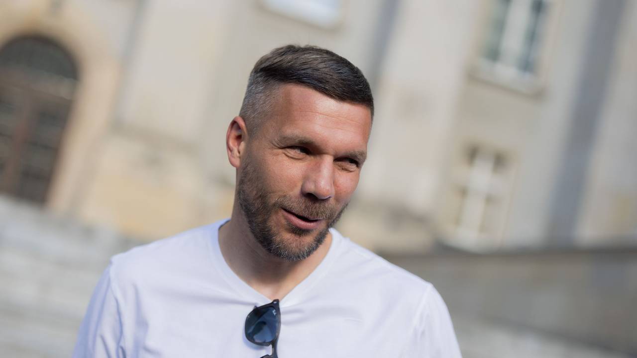 Lukas Podolski, ehemaliger Fußball-Nationalspieler und Spieler beim polnischen Erstligisten Górnik Zabrze, steht vor dem Marschallamt.