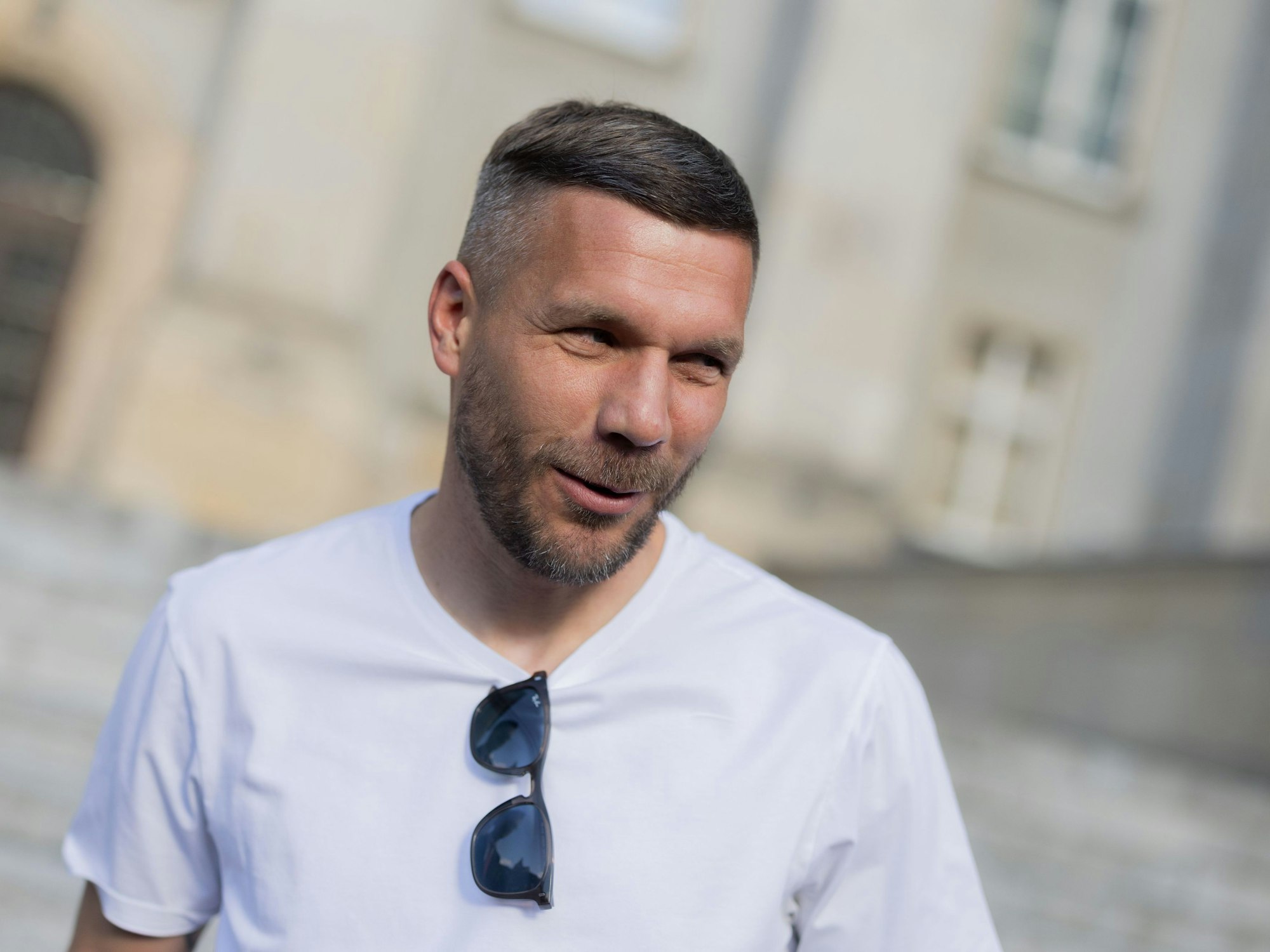 Lukas Podolski, ehemaliger Fußball-Nationalspieler und Spieler beim polnischen Erstligisten Górnik Zabrze, steht vor dem Marschallamt.