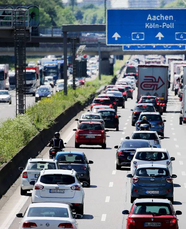 Autos, Wohnwagen und Transporter stehen auf der A4 auf dem Kölner Ring im Stau.