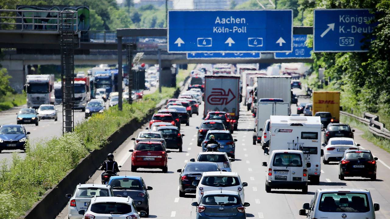 Autos, Wohnwagen und Transporter stehen auf der A4 auf dem Kölner Ring im Stau.