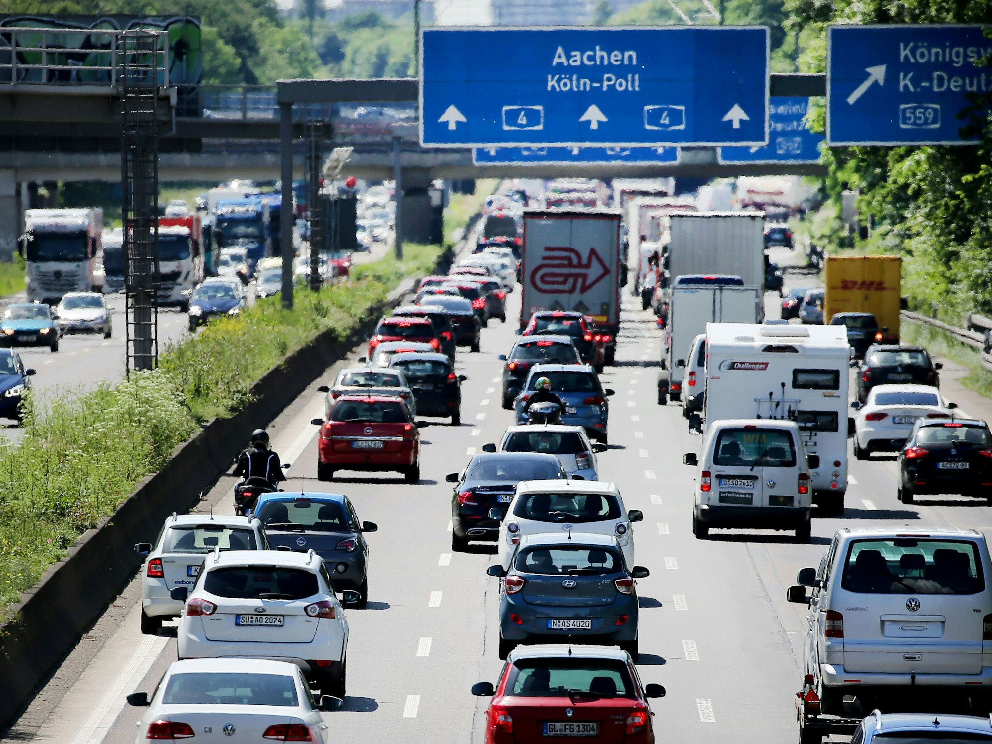 Autos, Wohnwagen und Transporter stehen auf der A4 auf dem Kölner Ring im Stau.