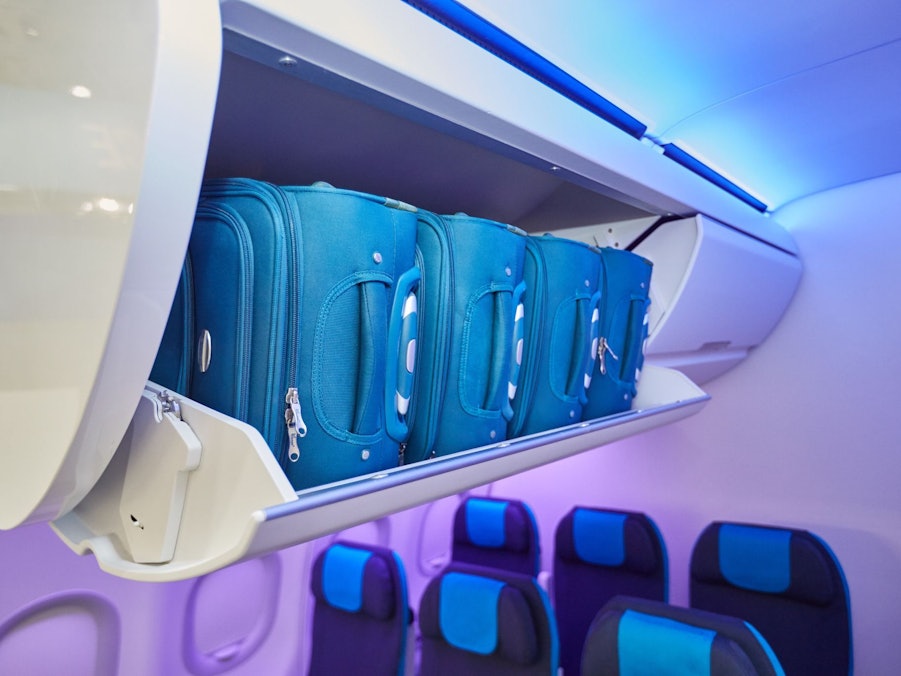 Airbus-Gepäckfach mit Koffern
