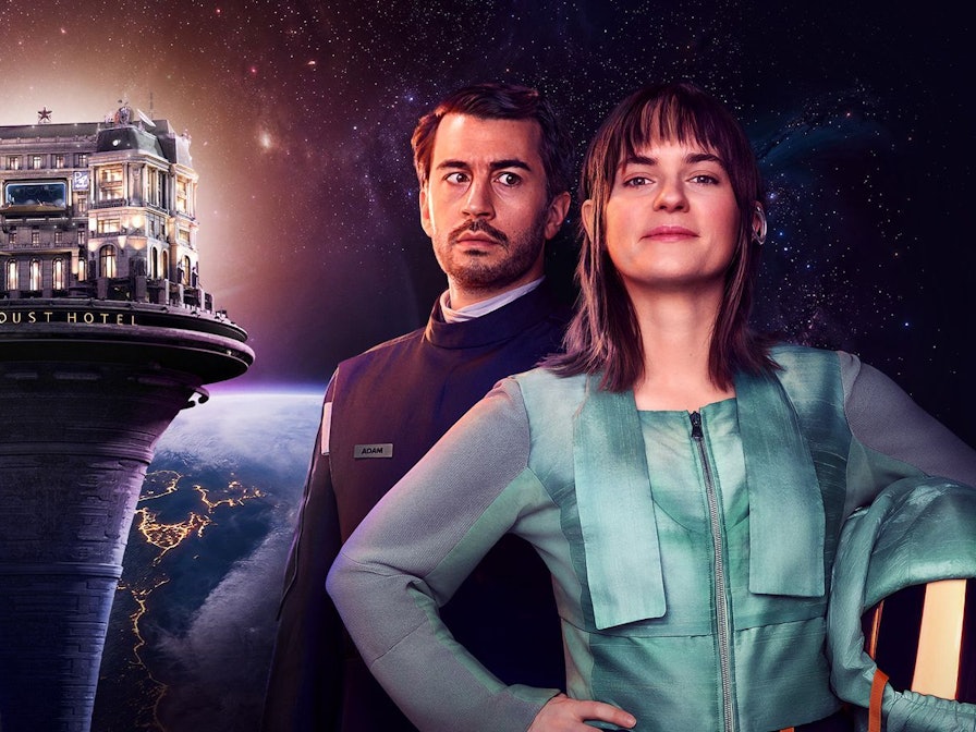 In „Stardust Hotel“ erbt Nia (Vanessa Loibl) das titelgebende Grand Hotel und trifft dort auf den besonderen Androiden Adam (David Brizzi). (Bild: SWR/Christine Schroeder,)
