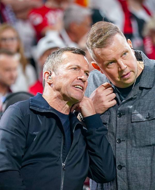 Wolff Fuss und Lothar Matthäus stecken die Köpfe zusammen.