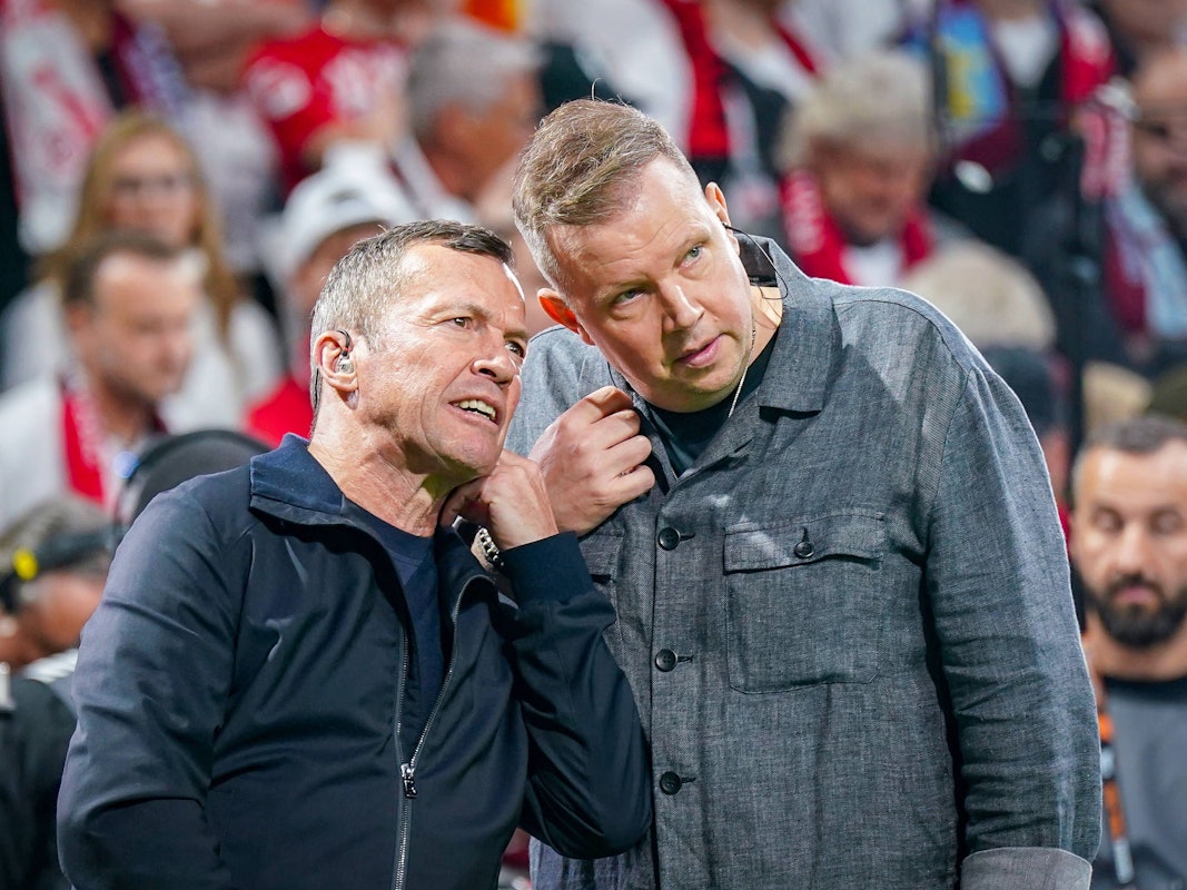 Wolff Fuss und Lothar Matthäus stecken die Köpfe zusammen.