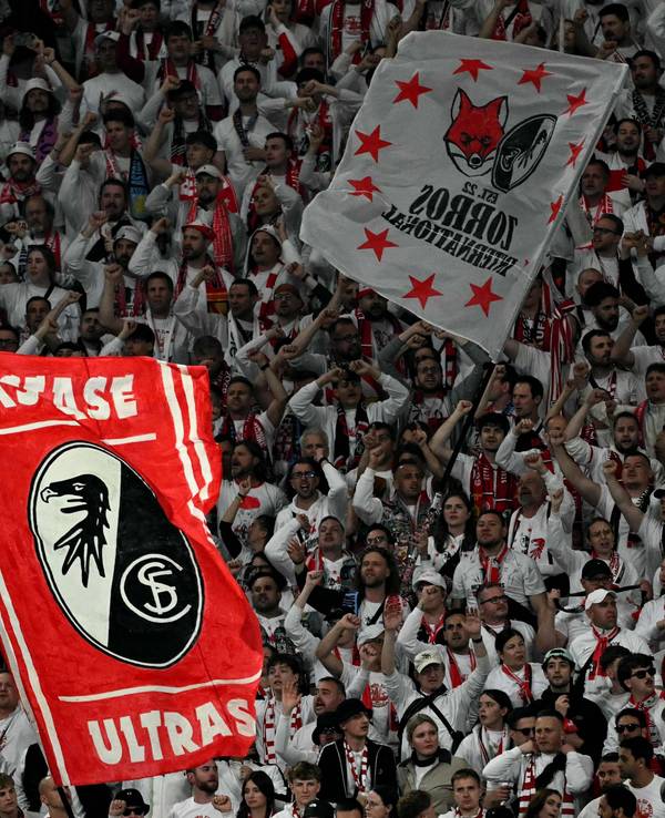 Fans des SC Freiburg im Stadion.