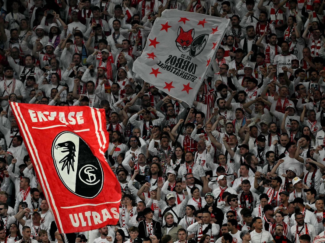 Fans des SC Freiburg im Stadion.