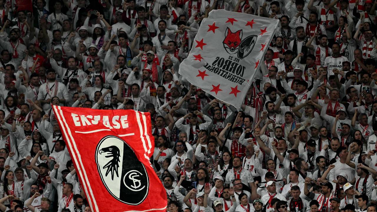 Fans des SC Freiburg im Stadion.