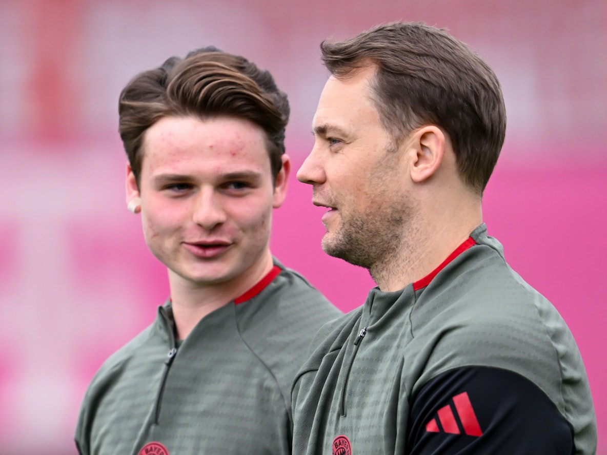 Torwart Jonas Urbig (l, Bayern München) und Torwart Manuel Neuer (Bayern München).