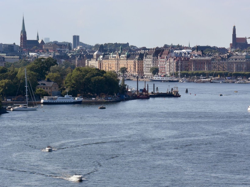 Fähre fährt vor der am Wasser liegenden Kulisse von Stockholm