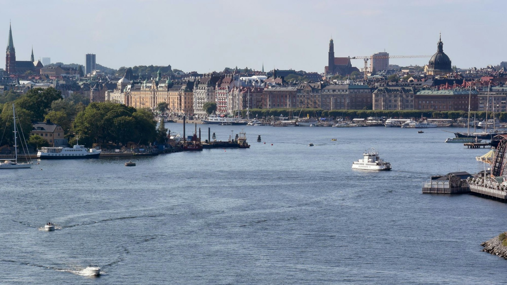 Fähre fährt vor der am Wasser liegenden Kulisse von Stockholm