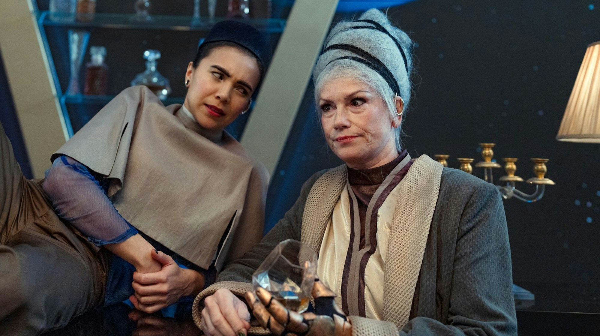 Die Angestellte Yakumi (Silke Sollfrank, links) und Dauergast Vero Sue (Sabine Vitua) sehen das „Stardust Hotel“ als ihre Heimat an. (Bild: SWR/Christine Schroeder,)