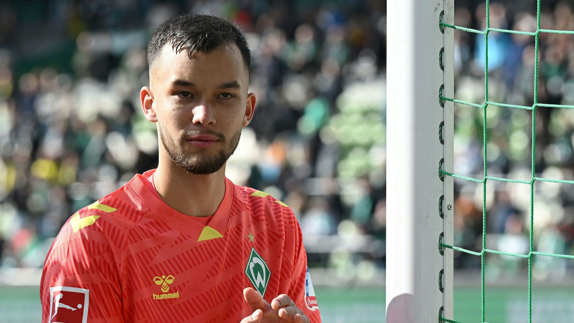 Beim Spiel von Werder Bremen steht Mio Backhaus im Tor.